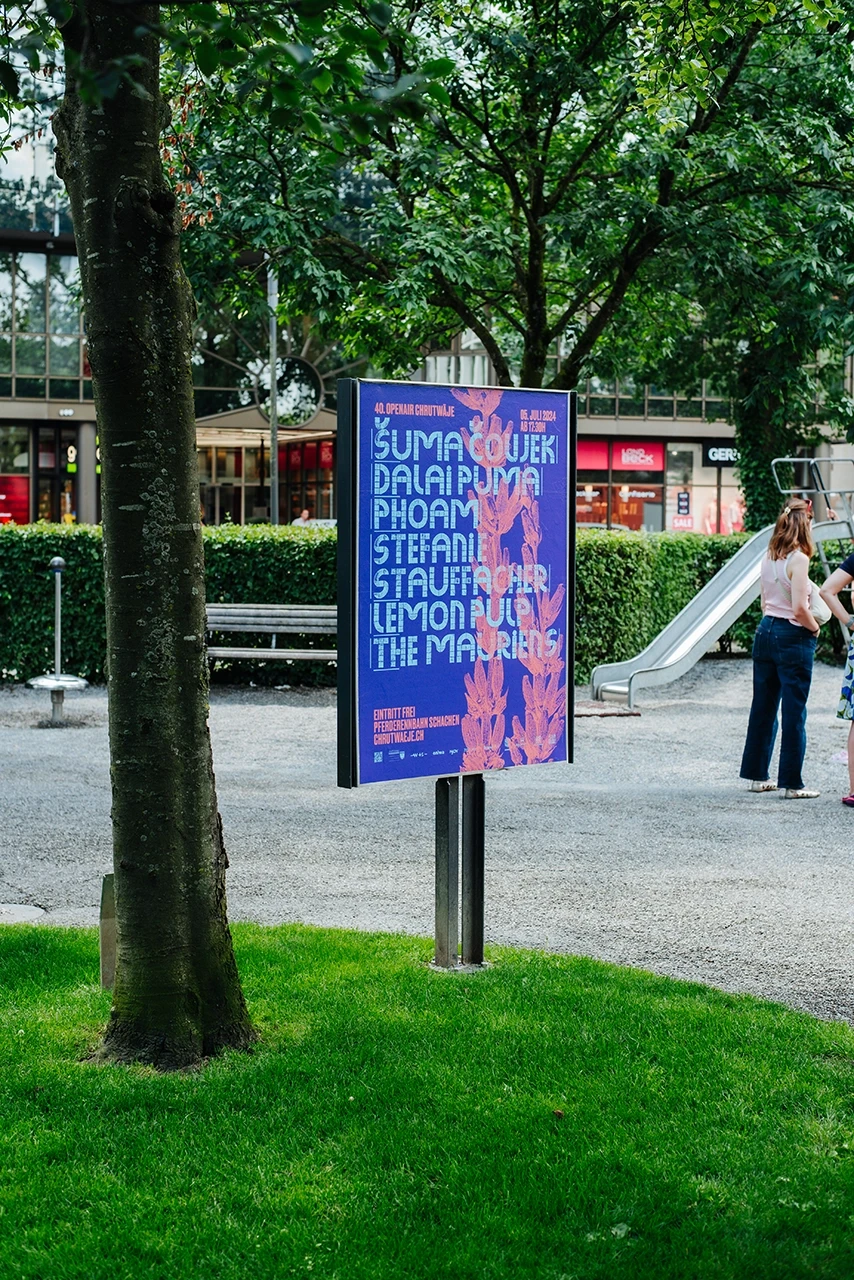 Plakat f&uuml;rs Chrutw&auml;je 2024 Festival, aufgeh&auml;ngt im Stadtpark Aarau