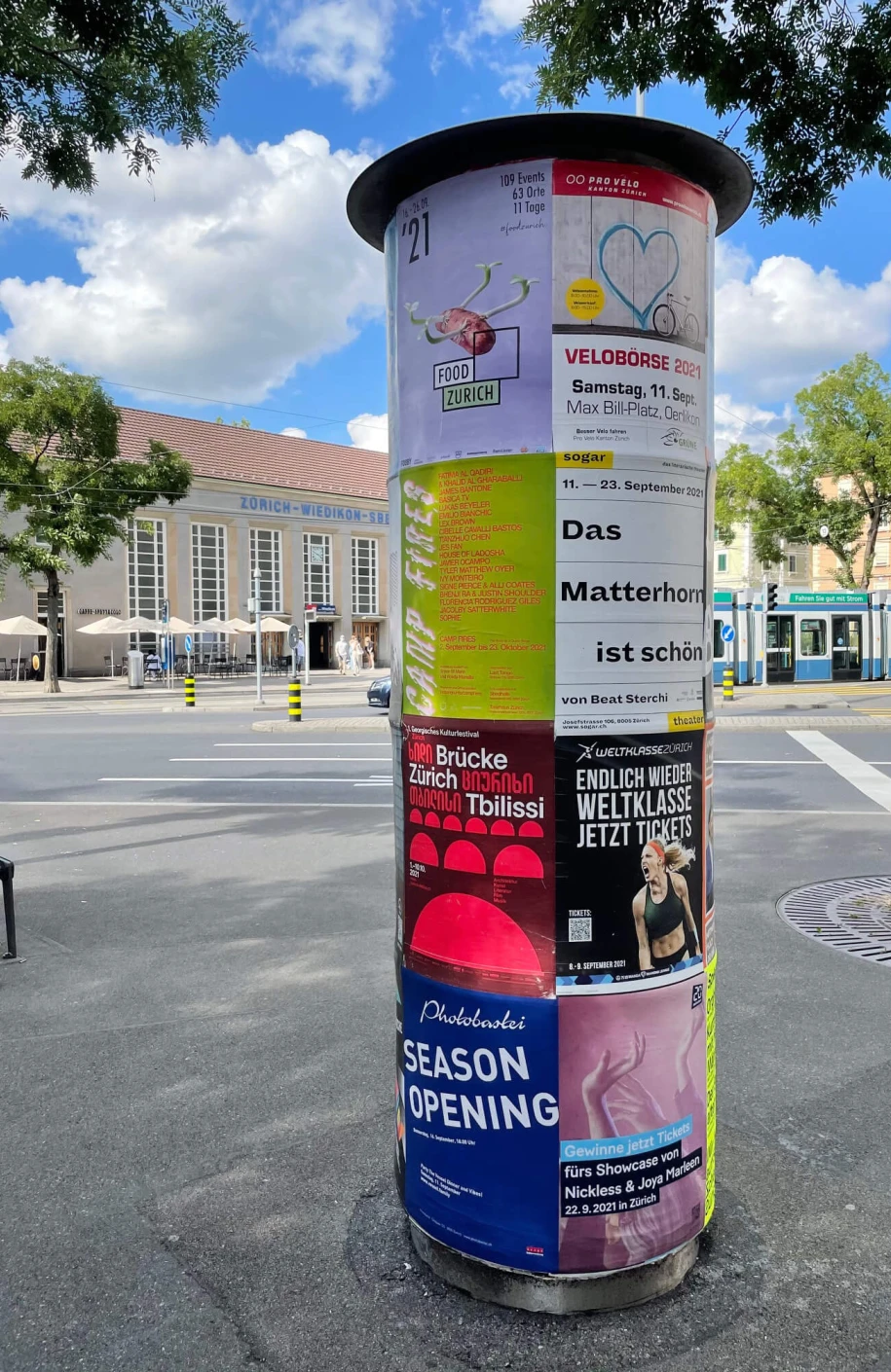 Plakatsäule mit dem A2 Festivalplakat in Zürich