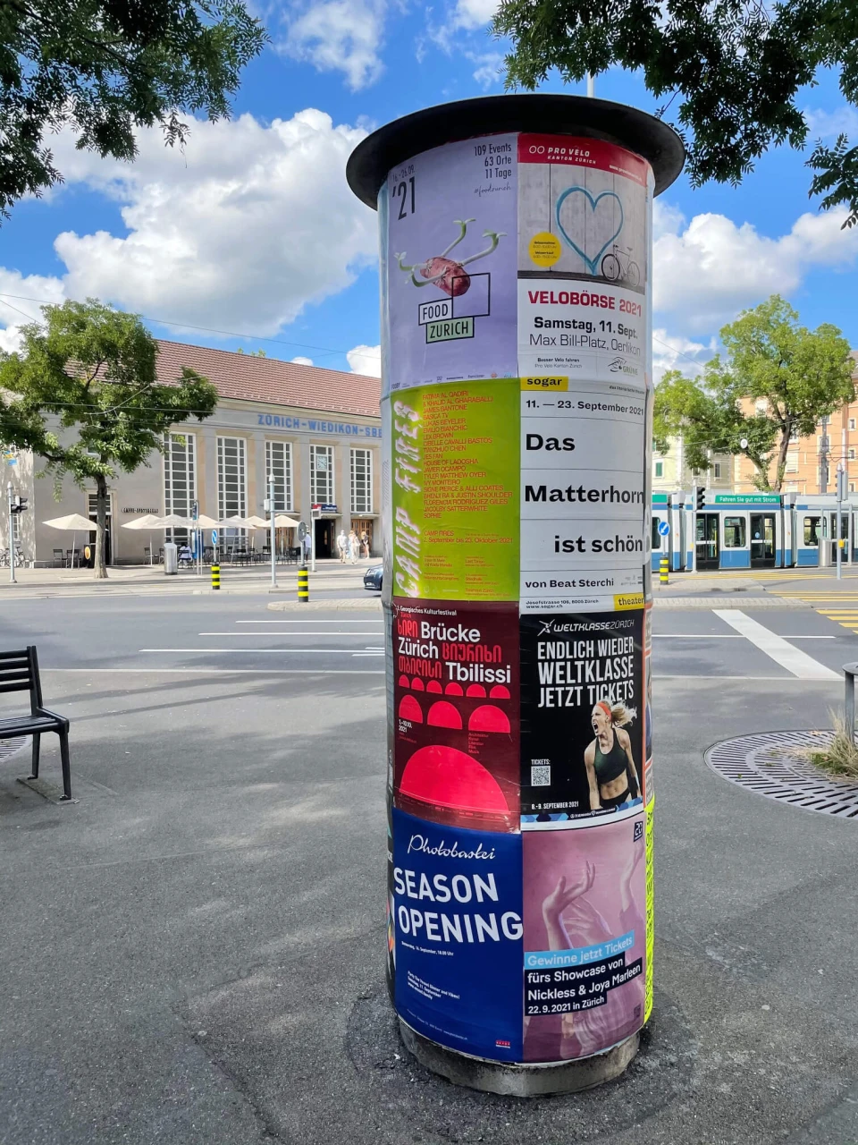 Plakatsäule mit dem A2 Festivalplakat in Zürich