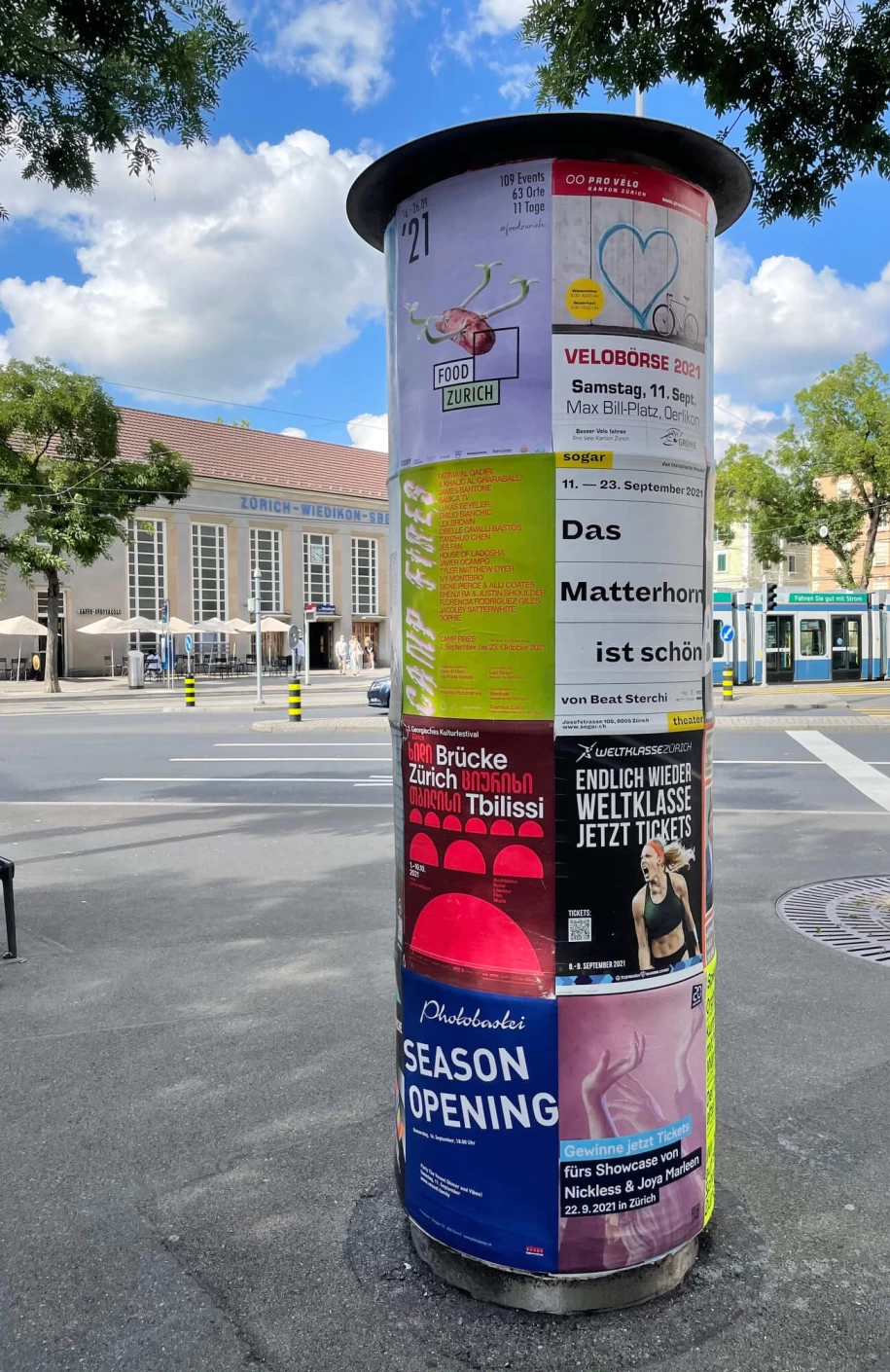 Plakats&auml;ule mit dem A2 Festivalplakat in Z&uuml;rich